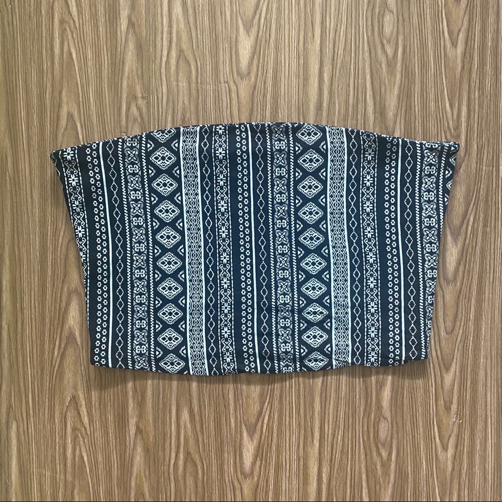 NWT. Black patterned strapless tube top